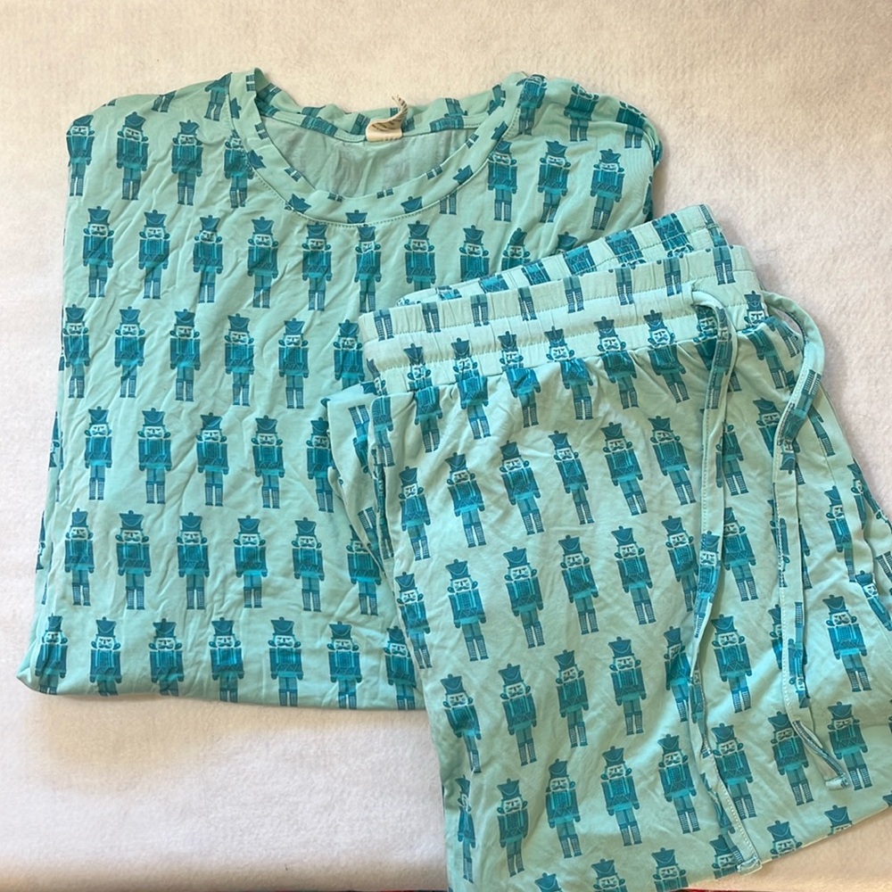 Kate Quinn men’s Large long sleeve shirt and full length pants pajama set.